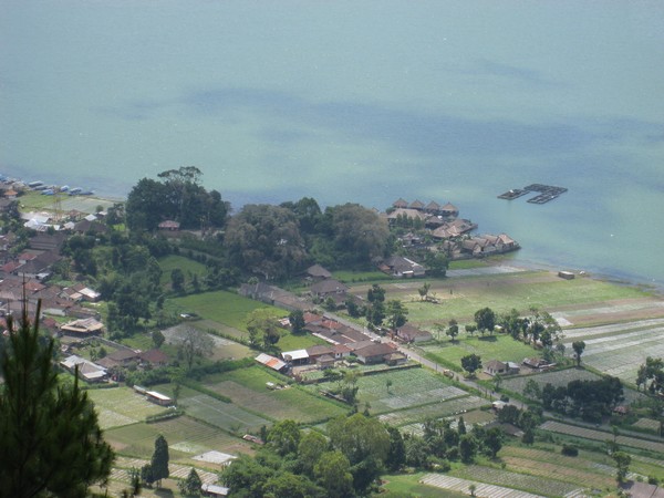 Деревня на берегу озера
